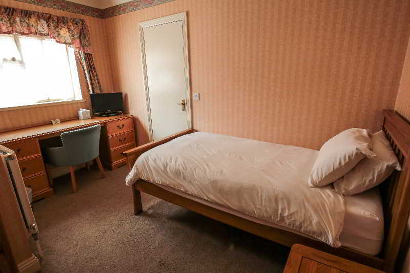 Fernbank Hotel Бейсингсток Екстериор снимка