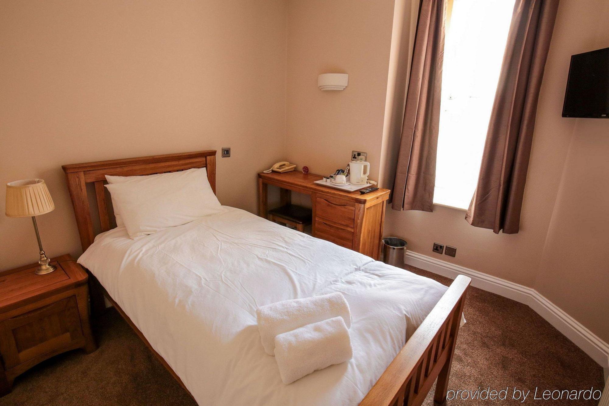 Fernbank Hotel Бейсингсток Екстериор снимка