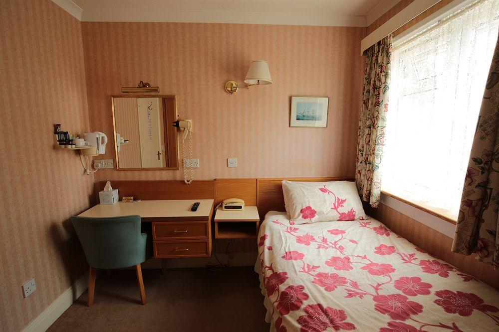 Fernbank Hotel Бейсингсток Екстериор снимка