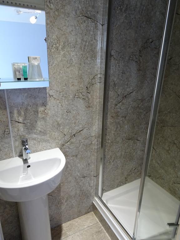 Fernbank Hotel Бейсингсток Екстериор снимка