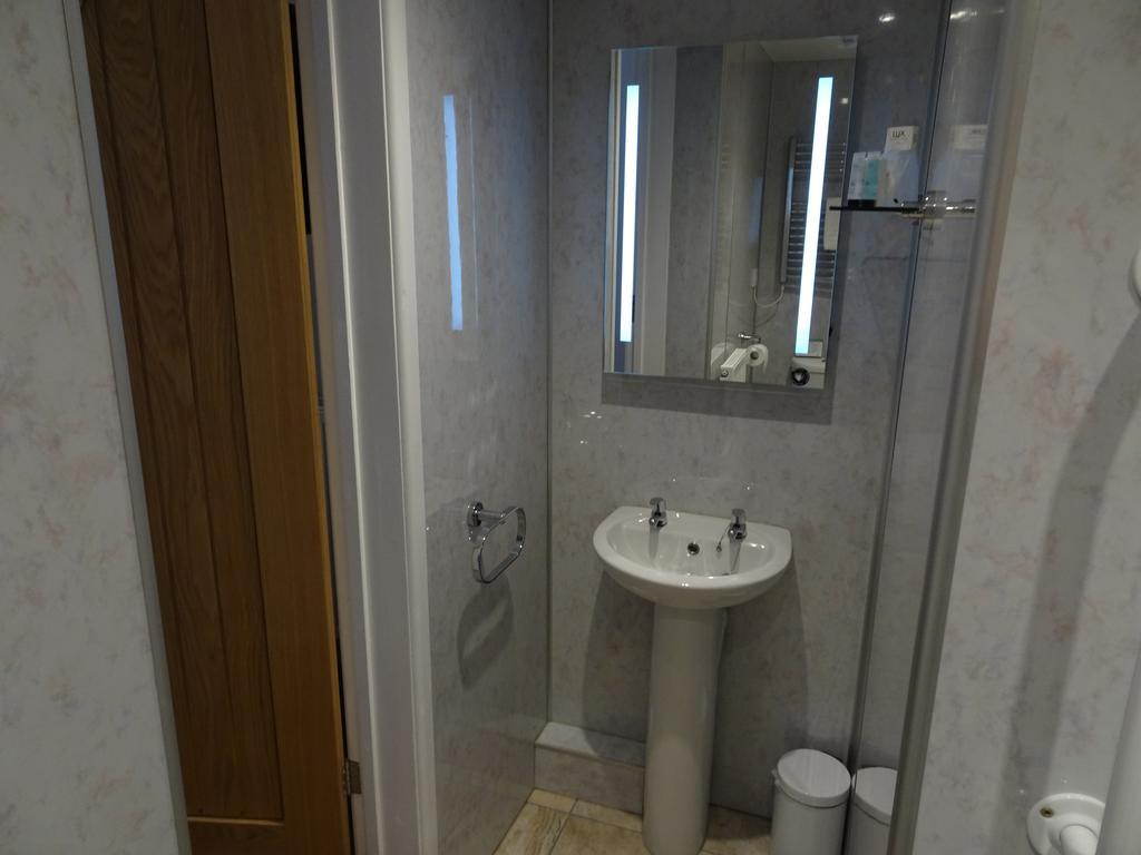 Fernbank Hotel Бейсингсток Екстериор снимка