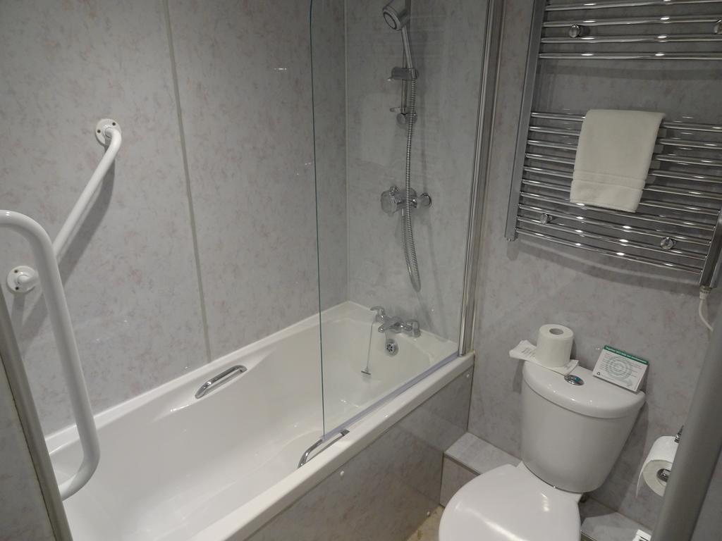 Fernbank Hotel Бейсингсток Екстериор снимка