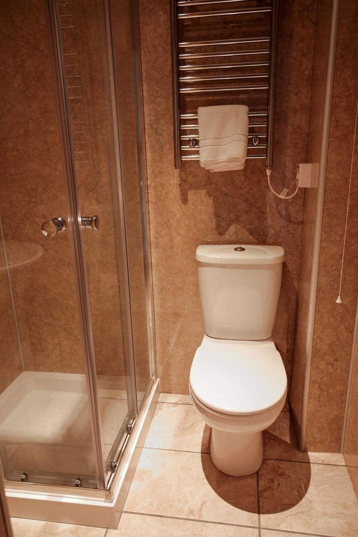 Fernbank Hotel Бейсингсток Екстериор снимка