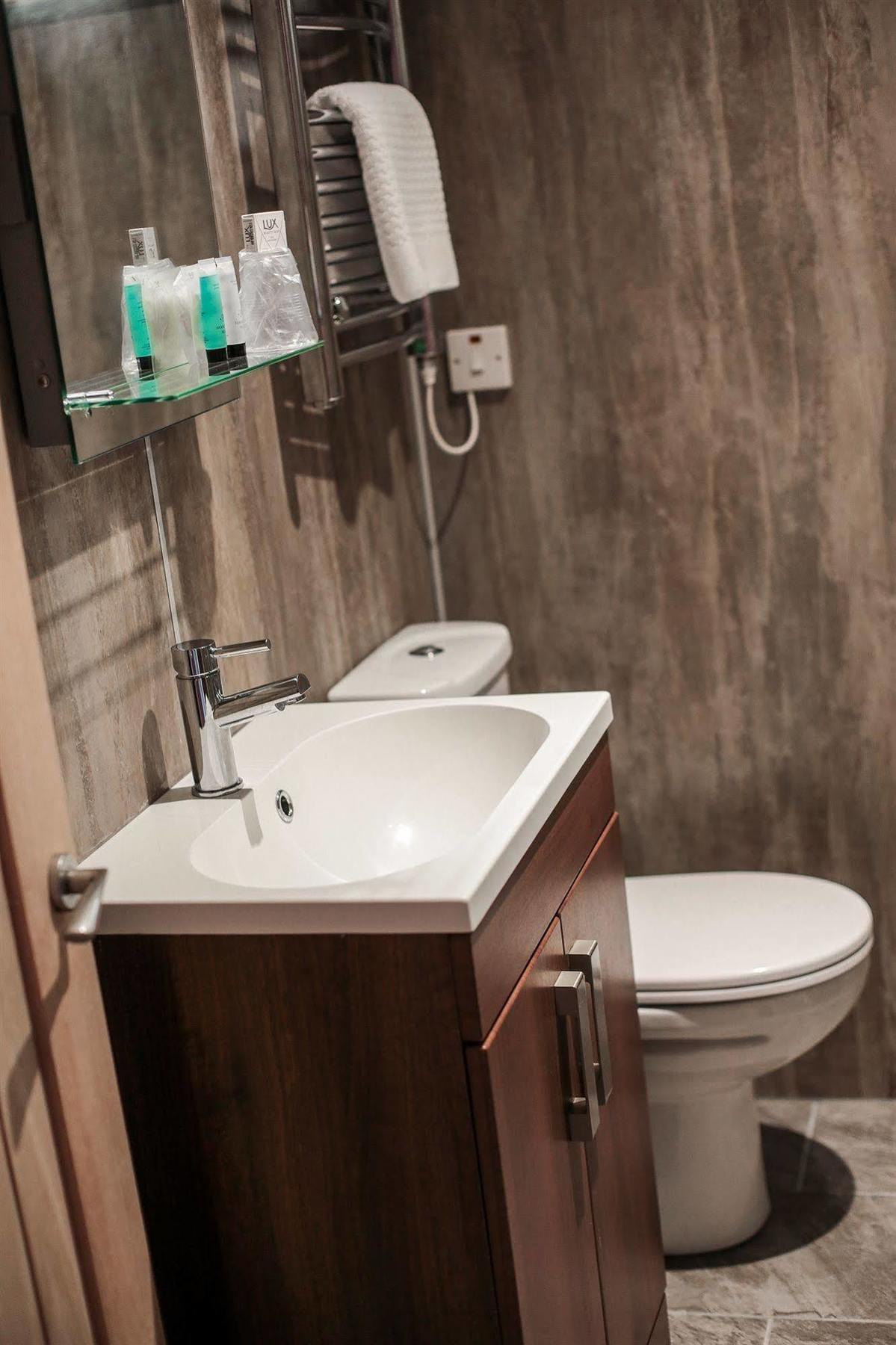 Fernbank Hotel Бейсингсток Екстериор снимка