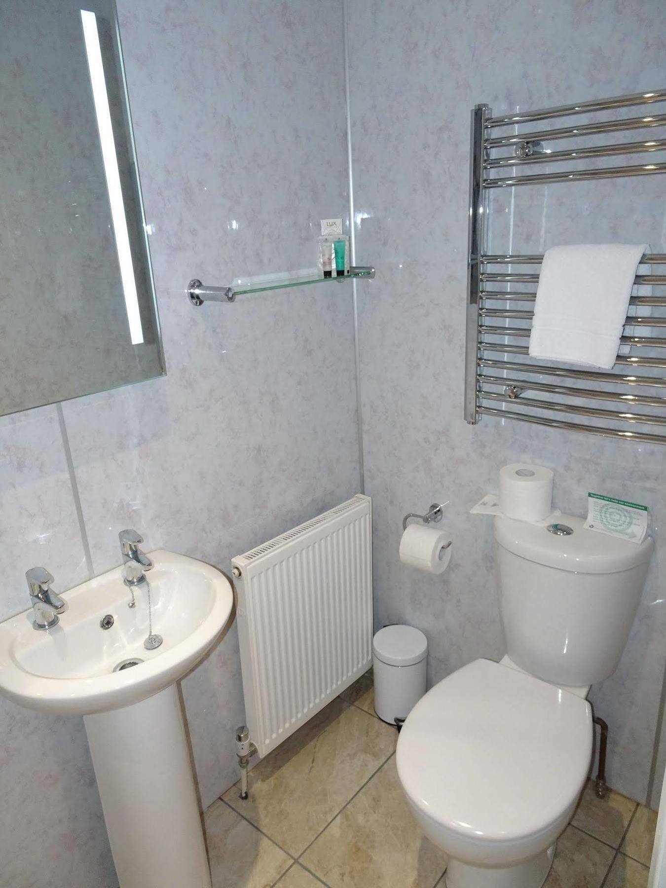 Fernbank Hotel Бейсингсток Екстериор снимка