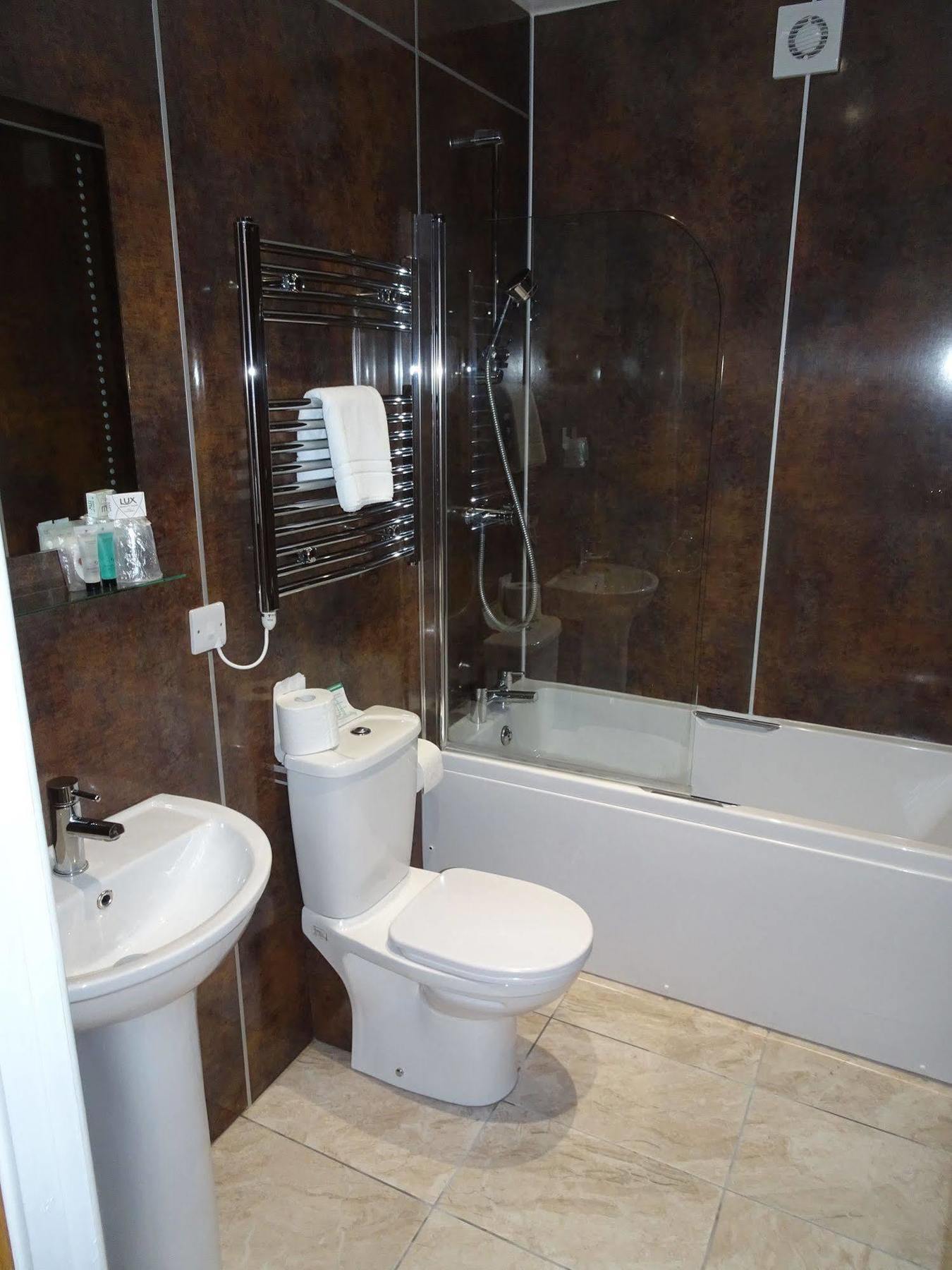 Fernbank Hotel Бейсингсток Екстериор снимка