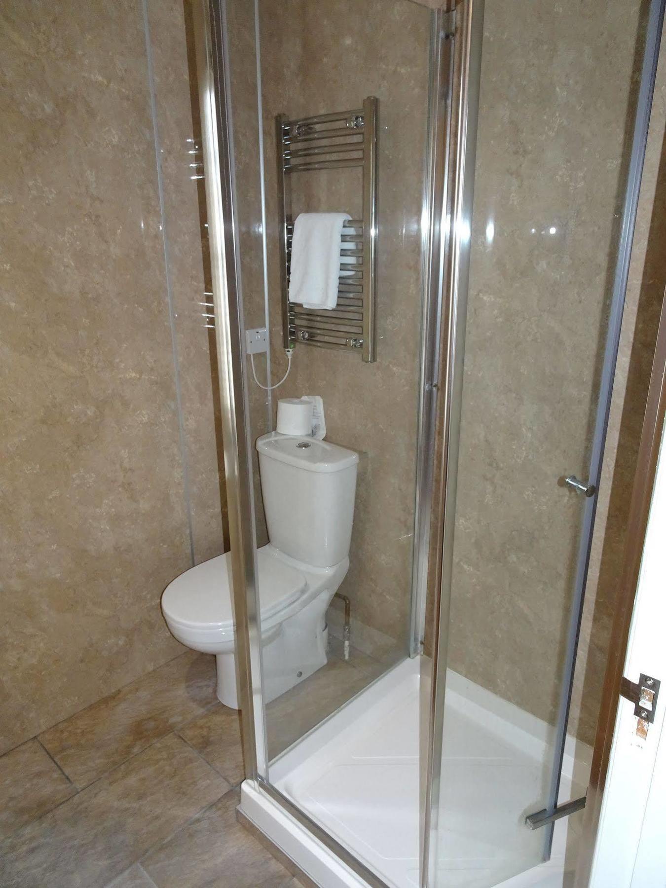 Fernbank Hotel Бейсингсток Екстериор снимка