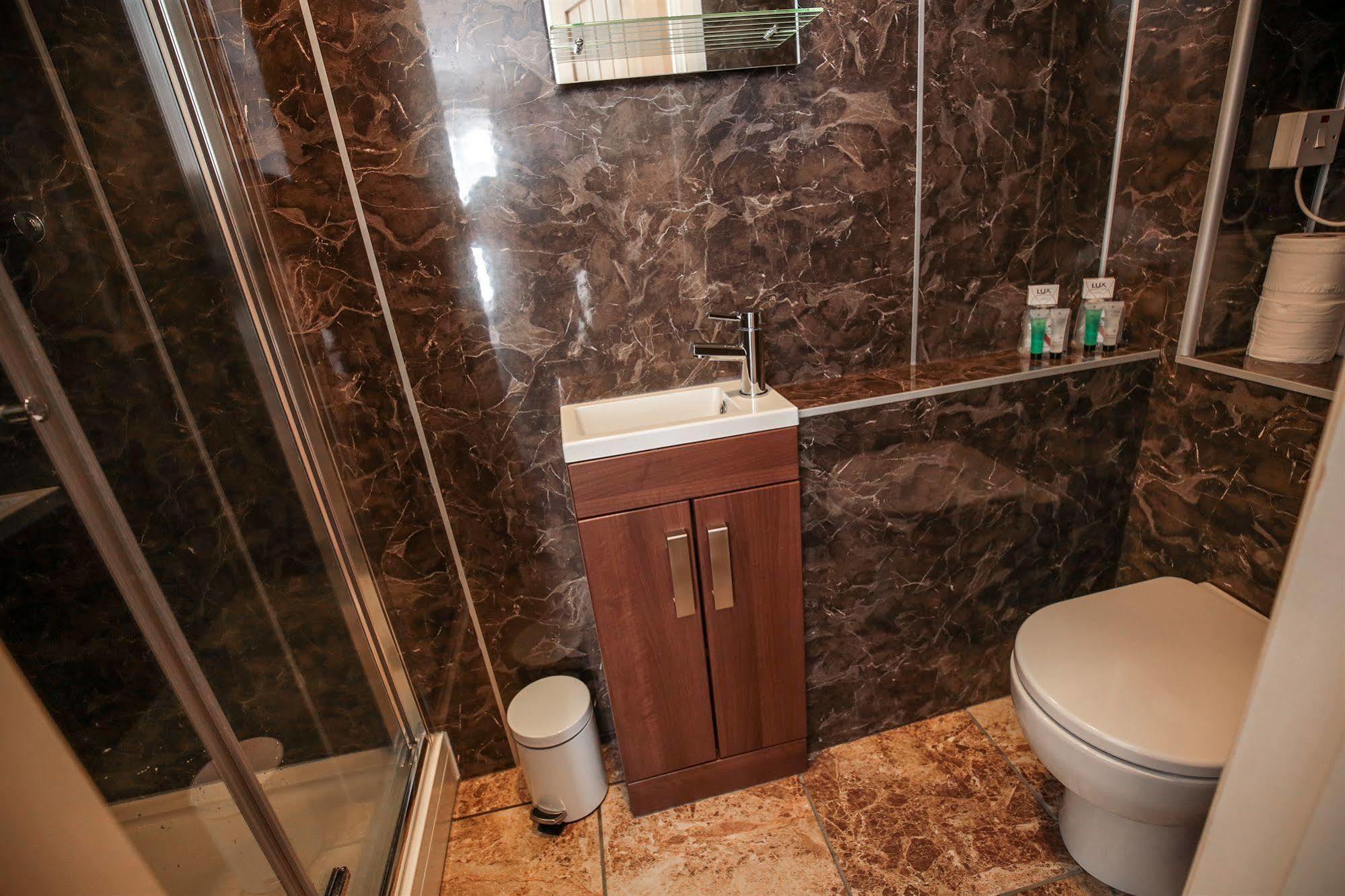 Fernbank Hotel Бейсингсток Екстериор снимка