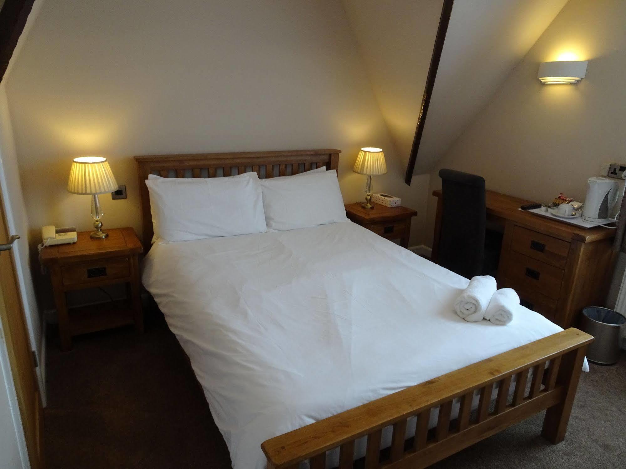 Fernbank Hotel Бейсингсток Екстериор снимка