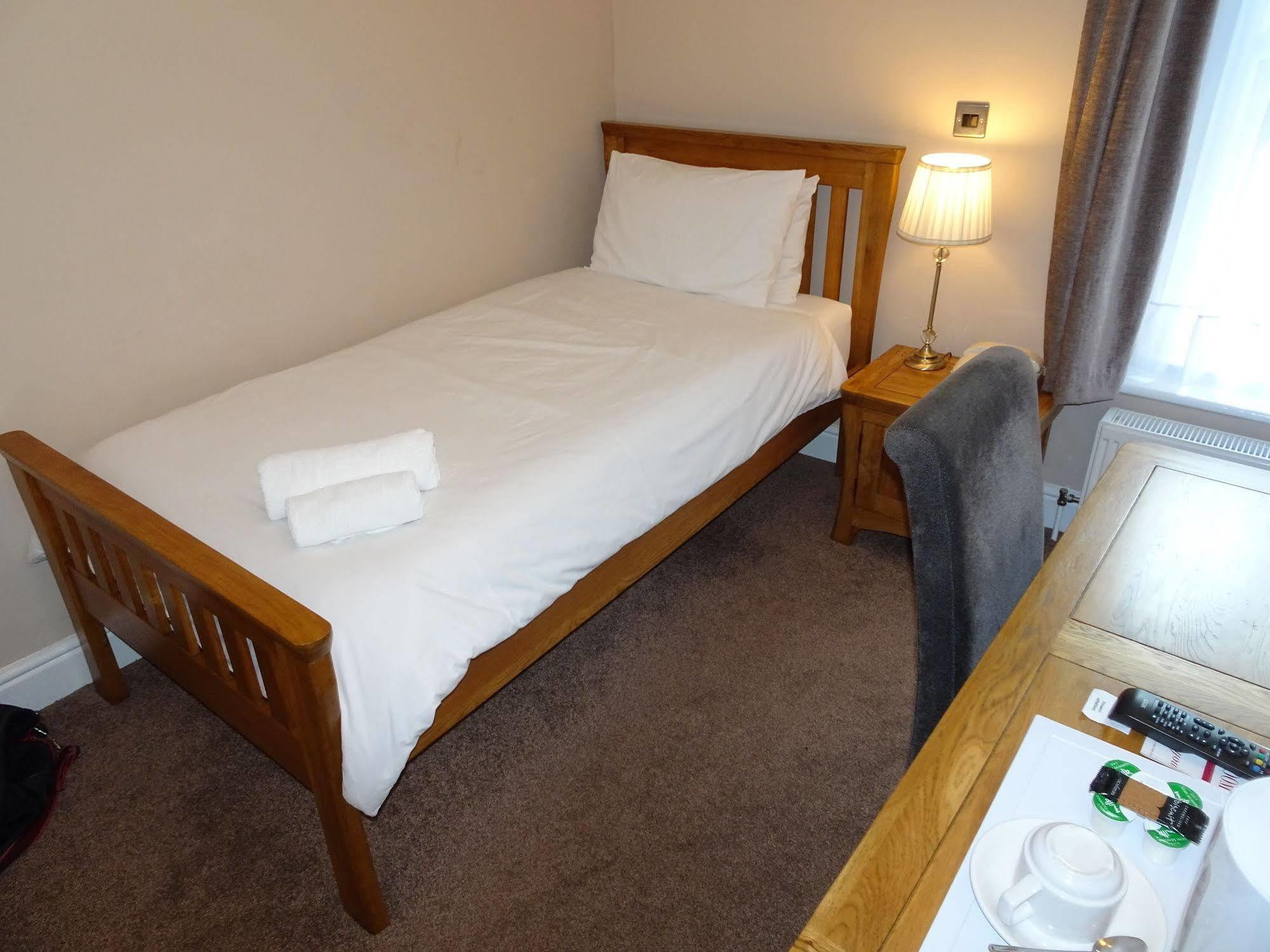 Fernbank Hotel Бейсингсток Екстериор снимка