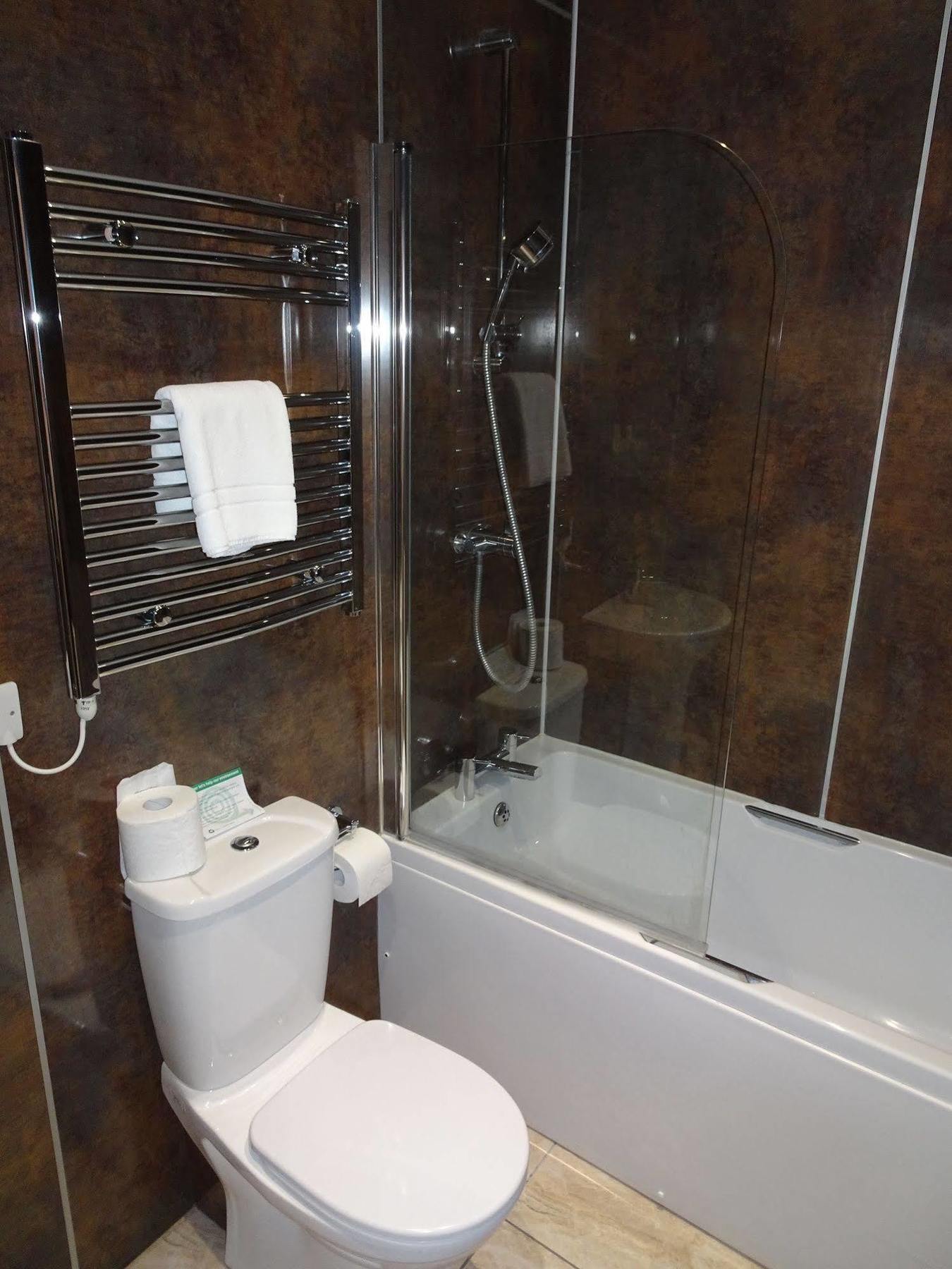 Fernbank Hotel Бейсингсток Екстериор снимка