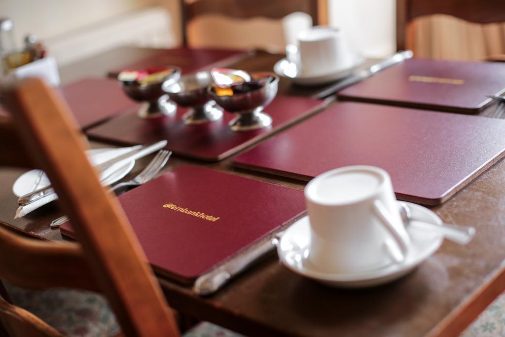 Fernbank Hotel Бейсингсток Екстериор снимка